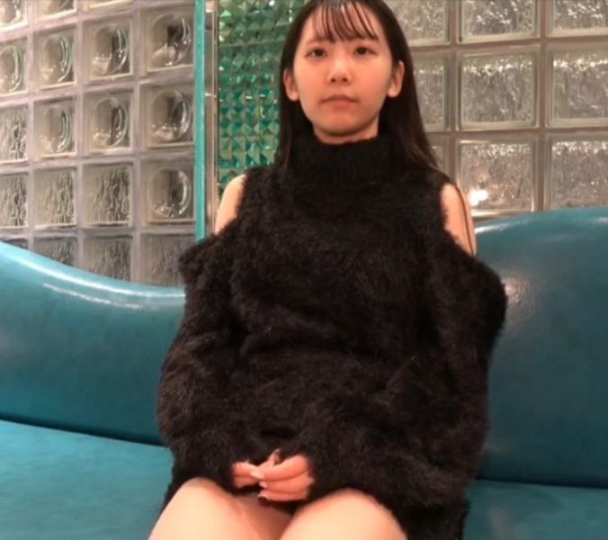 大内密探_不知道如何约的少女，漂亮妹子，一脸呆萌肉感美腿，抓着大屌深喉